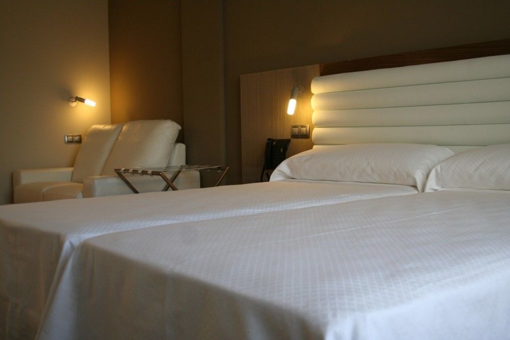 Hotel Duero Laguna de Duero Buitenkant foto